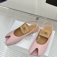 MaisonMargiela|MM6马吉拉字母弹带苹果头玛丽珍凉鞋以先锋解构美学重塑复古经典将品牌标志性 MaisonMargiela|MM6马吉拉字母弹带苹果头玛丽珍凉鞋以先锋解构美学重塑复古经典将品牌标志性