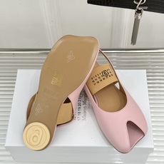 MaisonMargiela|MM6马吉拉字母弹带苹果头玛丽珍凉鞋以先锋解构美学重塑复古经典将品牌标志性 MaisonMargiela|MM6马吉拉字母弹带苹果头玛丽珍凉鞋以先锋解构美学重塑复古经典将品牌标志性