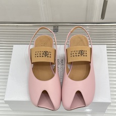 MaisonMargiela|MM6马吉拉字母弹带苹果头玛丽珍凉鞋以先锋解构美学重塑复古经典将品牌标志性 MaisonMargiela|MM6马吉拉字母弹带苹果头玛丽珍凉鞋以先锋解构美学重塑复古经典将品牌标志性