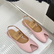 MaisonMargiela|MM6马吉拉字母弹带苹果头玛丽珍凉鞋以先锋解构美学重塑复古经典将品牌标志性 MaisonMargiela|MM6马吉拉字母弹带苹果头玛丽珍凉鞋以先锋解构美学重塑复古经典将品牌标志性