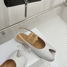 MaisonMargiela|MM6马吉拉字母弹带苹果头玛丽珍凉鞋以先锋解构美学重塑复古经典将品牌标志性 MaisonMargiela|MM6马吉拉字母弹带苹果头玛丽珍凉鞋以先锋解构美学重塑复古经典将品牌标志性