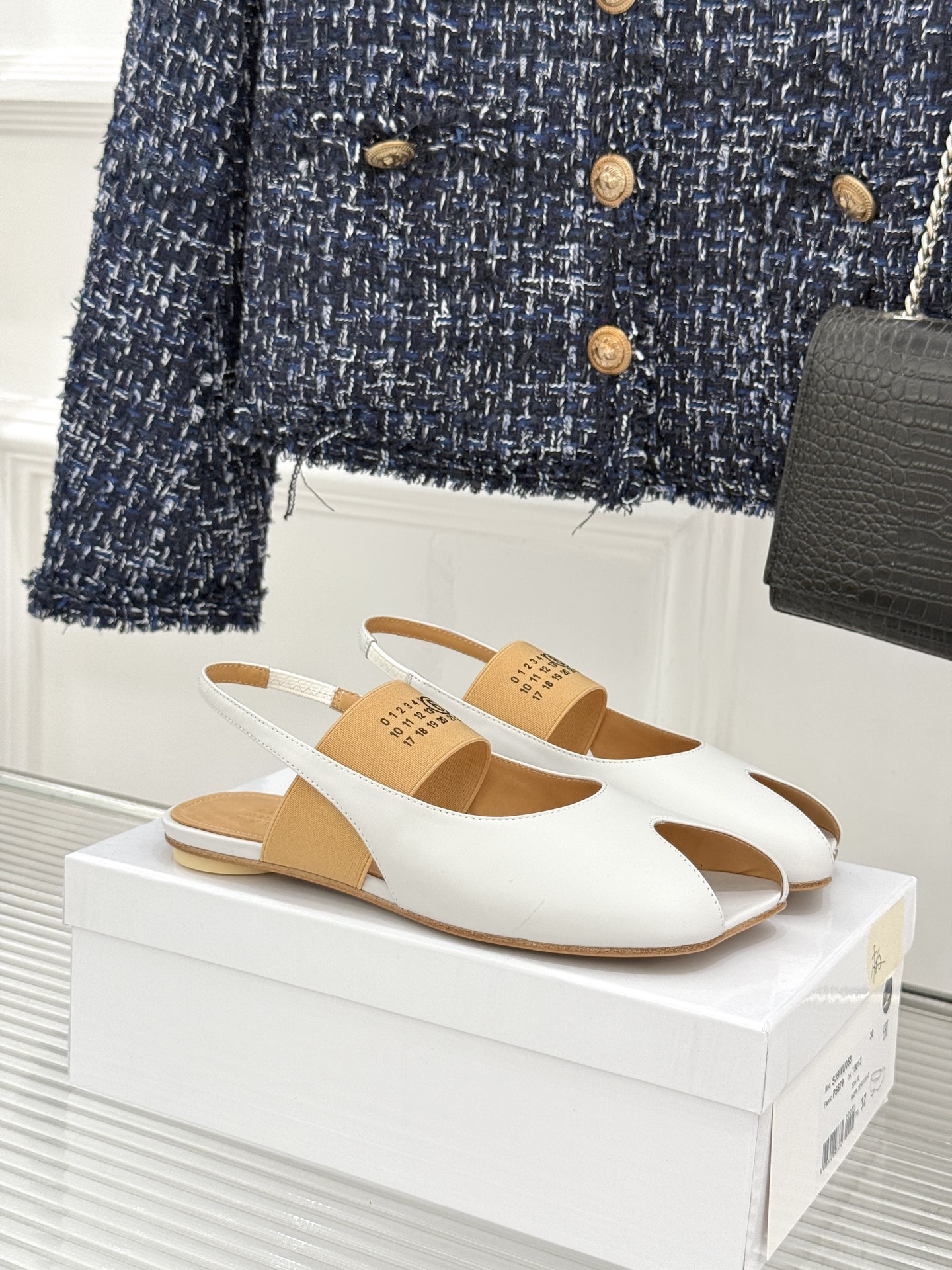 MaisonMargiela｜MM6马吉拉字母弹带苹果头玛丽珍凉鞋以先锋解构美学重塑复古经典将品牌标志性