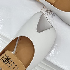 MaisonMargiela|MM6马吉拉字母弹带苹果头玛丽珍凉鞋以先锋解构美学重塑复古经典将品牌标志性 MaisonMargiela|MM6马吉拉字母弹带苹果头玛丽珍凉鞋以先锋解构美学重塑复古经典将品牌标志性