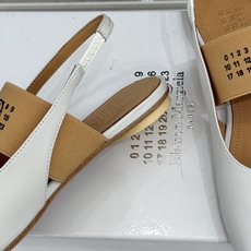MaisonMargiela|MM6马吉拉字母弹带苹果头玛丽珍凉鞋以先锋解构美学重塑复古经典将品牌标志性 MaisonMargiela|MM6马吉拉字母弹带苹果头玛丽珍凉鞋以先锋解构美学重塑复古经典将品牌标志性