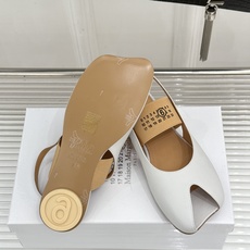 MaisonMargiela|MM6马吉拉字母弹带苹果头玛丽珍凉鞋以先锋解构美学重塑复古经典将品牌标志性 MaisonMargiela|MM6马吉拉字母弹带苹果头玛丽珍凉鞋以先锋解构美学重塑复古经典将品牌标志性