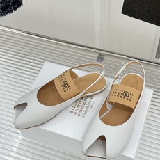 MaisonMargiela|MM6马吉拉字母弹带苹果头玛丽珍凉鞋以先锋解构美学重塑复古经典将品牌标志性 MaisonMargiela|MM6马吉拉字母弹带苹果头玛丽珍凉鞋以先锋解构美学重塑复古经典将品牌标志性