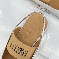 MaisonMargiela|MM6马吉拉字母弹带苹果头玛丽珍凉鞋以先锋解构美学重塑复古经典将品牌标志性 MaisonMargiela|MM6马吉拉字母弹带苹果头玛丽珍凉鞋以先锋解构美学重塑复古经典将品牌标志性