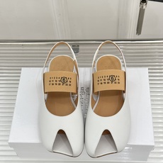 MaisonMargiela|MM6马吉拉字母弹带苹果头玛丽珍凉鞋以先锋解构美学重塑复古经典将品牌标志性 MaisonMargiela|MM6马吉拉字母弹带苹果头玛丽珍凉鞋以先锋解构美学重塑复古经典将品牌标志性