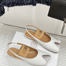 MaisonMargiela|MM6马吉拉字母弹带苹果头玛丽珍凉鞋以先锋解构美学重塑复古经典将品牌标志性 MaisonMargiela|MM6马吉拉字母弹带苹果头玛丽珍凉鞋以先锋解构美学重塑复古经典将品牌标志性