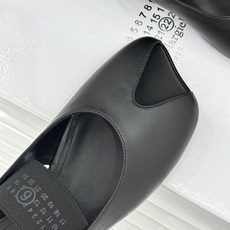 MaisonMargiela|MM6马吉拉字母弹带苹果头玛丽珍凉鞋以先锋解构美学重塑复古经典将品牌标志性 MaisonMargiela|MM6马吉拉字母弹带苹果头玛丽珍凉鞋以先锋解构美学重塑复古经典将品牌标志性