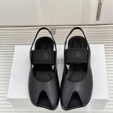 MaisonMargiela|MM6马吉拉字母弹带苹果头玛丽珍凉鞋以先锋解构美学重塑复古经典将品牌标志性 MaisonMargiela|MM6马吉拉字母弹带苹果头玛丽珍凉鞋以先锋解构美学重塑复古经典将品牌标志性