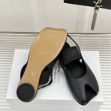 MaisonMargiela|MM6马吉拉字母弹带苹果头玛丽珍凉鞋以先锋解构美学重塑复古经典将品牌标志性 MaisonMargiela|MM6马吉拉字母弹带苹果头玛丽珍凉鞋以先锋解构美学重塑复古经典将品牌标志性