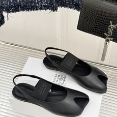 MaisonMargiela|MM6马吉拉字母弹带苹果头玛丽珍凉鞋以先锋解构美学重塑复古经典将品牌标志性 MaisonMargiela|MM6马吉拉字母弹带苹果头玛丽珍凉鞋以先锋解构美学重塑复古经典将品牌标志性