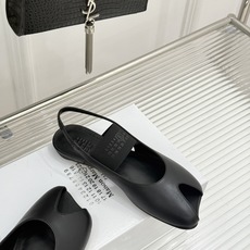 MaisonMargiela|MM6马吉拉字母弹带苹果头玛丽珍凉鞋以先锋解构美学重塑复古经典将品牌标志性 MaisonMargiela|MM6马吉拉字母弹带苹果头玛丽珍凉鞋以先锋解构美学重塑复古经典将品牌标志性
