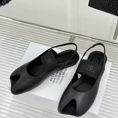 MaisonMargiela|MM6马吉拉字母弹带苹果头玛丽珍凉鞋以先锋解构美学重塑复古经典将品牌标志性 MaisonMargiela|MM6马吉拉字母弹带苹果头玛丽珍凉鞋以先锋解构美学重塑复古经典将品牌标志性