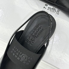 MaisonMargiela|MM6马吉拉字母弹带苹果头玛丽珍凉鞋以先锋解构美学重塑复古经典将品牌标志性 MaisonMargiela|MM6马吉拉字母弹带苹果头玛丽珍凉鞋以先锋解构美学重塑复古经典将品牌标志性