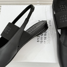 MaisonMargiela|MM6马吉拉字母弹带苹果头玛丽珍凉鞋以先锋解构美学重塑复古经典将品牌标志性 MaisonMargiela|MM6马吉拉字母弹带苹果头玛丽珍凉鞋以先锋解构美学重塑复古经典将品牌标志性