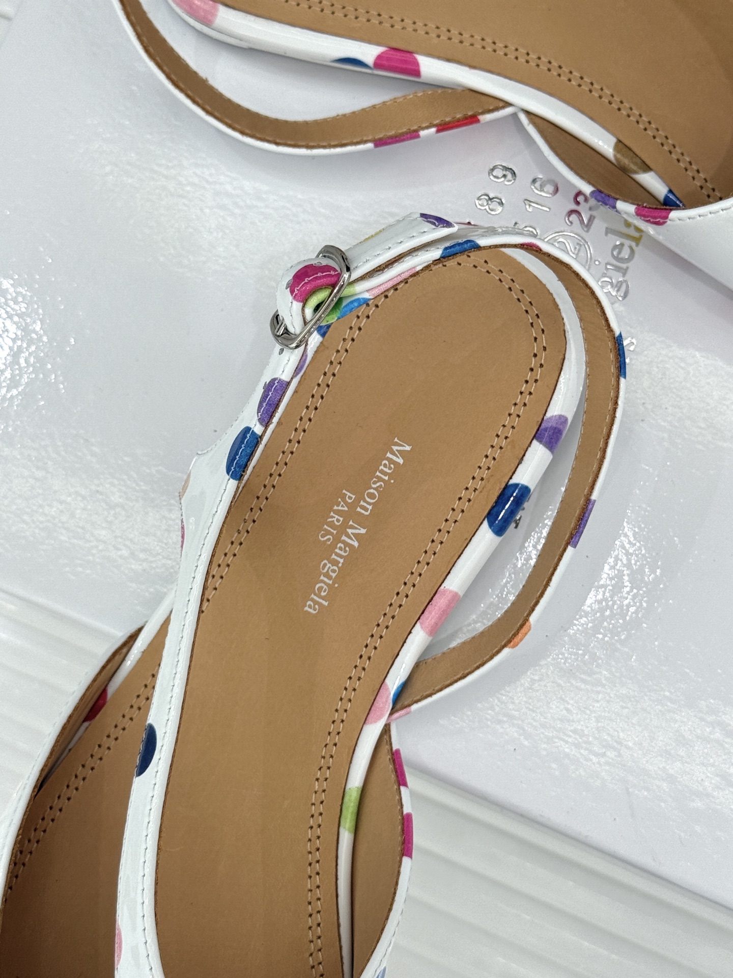 MaisonMargiela|MM6马吉拉复古分趾玛丽珍凉鞋MaisonMargiela又又又放大招啦! MaisonMargiela|MM6马吉拉复古分趾玛丽珍凉鞋MaisonMargiela又又又放大招啦!