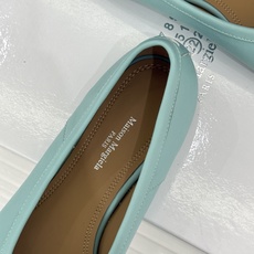 MaisonMargiela|MM6马吉拉复古芭蕾舞鞋分趾鞋~刻着“时髦”两字的猪蹄分趾鞋这次在原来的基 MaisonMargiela|MM6马吉拉复古芭蕾舞鞋分趾鞋~刻着“时髦”两字的猪蹄分趾鞋这次在原来的基