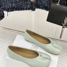 MaisonMargiela|MM6马吉拉复古芭蕾舞鞋分趾鞋~刻着“时髦”两字的猪蹄分趾鞋这次在原来的基 MaisonMargiela|MM6马吉拉复古芭蕾舞鞋分趾鞋~刻着“时髦”两字的猪蹄分趾鞋这次在原来的基