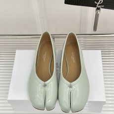 MaisonMargiela|MM6马吉拉复古芭蕾舞鞋分趾鞋~刻着“时髦”两字的猪蹄分趾鞋这次在原来的基 MaisonMargiela|MM6马吉拉复古芭蕾舞鞋分趾鞋~刻着“时髦”两字的猪蹄分趾鞋这次在原来的基