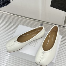 MaisonMargiela|MM6马吉拉复古芭蕾舞鞋分趾鞋~刻着“时髦”两字的猪蹄分趾鞋这次在原来的基 MaisonMargiela|MM6马吉拉复古芭蕾舞鞋分趾鞋~刻着“时髦”两字的猪蹄分趾鞋这次在原来的基
