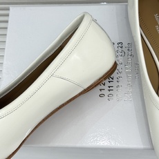 MaisonMargiela|MM6马吉拉复古芭蕾舞鞋分趾鞋~刻着“时髦”两字的猪蹄分趾鞋这次在原来的基 MaisonMargiela|MM6马吉拉复古芭蕾舞鞋分趾鞋~刻着“时髦”两字的猪蹄分趾鞋这次在原来的基