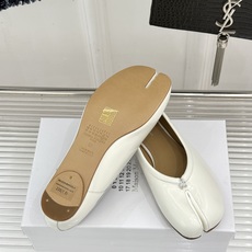 MaisonMargiela|MM6马吉拉复古芭蕾舞鞋分趾鞋~刻着“时髦”两字的猪蹄分趾鞋这次在原来的基 MaisonMargiela|MM6马吉拉复古芭蕾舞鞋分趾鞋~刻着“时髦”两字的猪蹄分趾鞋这次在原来的基
