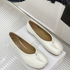 MaisonMargiela|MM6马吉拉复古芭蕾舞鞋分趾鞋~刻着“时髦”两字的猪蹄分趾鞋这次在原来的基 MaisonMargiela|MM6马吉拉复古芭蕾舞鞋分趾鞋~刻着“时髦”两字的猪蹄分趾鞋这次在原来的基