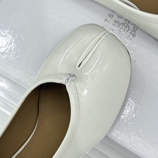 MaisonMargiela|MM6马吉拉复古芭蕾舞鞋分趾鞋~刻着“时髦”两字的猪蹄分趾鞋这次在原来的基 MaisonMargiela|MM6马吉拉复古芭蕾舞鞋分趾鞋~刻着“时髦”两字的猪蹄分趾鞋这次在原来的基