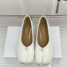 MaisonMargiela|MM6马吉拉复古芭蕾舞鞋分趾鞋~刻着“时髦”两字的猪蹄分趾鞋这次在原来的基 MaisonMargiela|MM6马吉拉复古芭蕾舞鞋分趾鞋~刻着“时髦”两字的猪蹄分趾鞋这次在原来的基