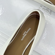 MaisonMargiela|MM6马吉拉复古芭蕾舞鞋分趾鞋~刻着“时髦”两字的猪蹄分趾鞋这次在原来的基 MaisonMargiela|MM6马吉拉复古芭蕾舞鞋分趾鞋~刻着“时髦”两字的猪蹄分趾鞋这次在原来的基