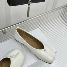 MaisonMargiela|MM6马吉拉复古芭蕾舞鞋分趾鞋~刻着“时髦”两字的猪蹄分趾鞋这次在原来的基 MaisonMargiela|MM6马吉拉复古芭蕾舞鞋分趾鞋~刻着“时髦”两字的猪蹄分趾鞋这次在原来的基
