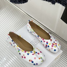 MaisonMargiela|MM6马吉拉复古芭蕾舞鞋分趾鞋~刻着“时髦”两字的猪蹄分趾鞋这次在原来的基 MaisonMargiela|MM6马吉拉复古芭蕾舞鞋分趾鞋~刻着“时髦”两字的猪蹄分趾鞋这次在原来的基