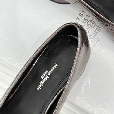 MaisonMargiela|MM6马吉拉26WF新品分趾粗跟单鞋标志性分趾鞋头搭配利落鞋型一脚蹬设计自 MaisonMargiela|MM6马吉拉26WF新品分趾粗跟单鞋标志性分趾鞋头搭配利落鞋型一脚蹬设计自
