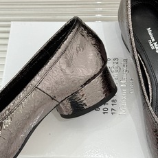 MaisonMargiela|MM6马吉拉26WF新品分趾粗跟单鞋标志性分趾鞋头搭配利落鞋型一脚蹬设计自 MaisonMargiela|MM6马吉拉26WF新品分趾粗跟单鞋标志性分趾鞋头搭配利落鞋型一脚蹬设计自