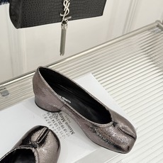 MaisonMargiela|MM6马吉拉26WF新品分趾粗跟单鞋标志性分趾鞋头搭配利落鞋型一脚蹬设计自 MaisonMargiela|MM6马吉拉26WF新品分趾粗跟单鞋标志性分趾鞋头搭配利落鞋型一脚蹬设计自
