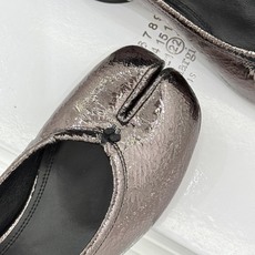 MaisonMargiela|MM6马吉拉26WF新品分趾粗跟单鞋标志性分趾鞋头搭配利落鞋型一脚蹬设计自 MaisonMargiela|MM6马吉拉26WF新品分趾粗跟单鞋标志性分趾鞋头搭配利落鞋型一脚蹬设计自