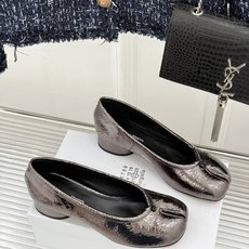 MaisonMargiela|MM6马吉拉26WF新品分趾粗跟单鞋标志性分趾鞋头搭配利落鞋型一脚蹬设计自 MaisonMargiela|MM6马吉拉26WF新品分趾粗跟单鞋标志性分趾鞋头搭配利落鞋型一脚蹬设计自