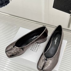 MaisonMargiela|MM6马吉拉26WF新品分趾粗跟单鞋标志性分趾鞋头搭配利落鞋型一脚蹬设计自 MaisonMargiela|MM6马吉拉26WF新品分趾粗跟单鞋标志性分趾鞋头搭配利落鞋型一脚蹬设计自