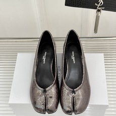 MaisonMargiela|MM6马吉拉26WF新品分趾粗跟单鞋标志性分趾鞋头搭配利落鞋型一脚蹬设计自 MaisonMargiela|MM6马吉拉26WF新品分趾粗跟单鞋标志性分趾鞋头搭配利落鞋型一脚蹬设计自