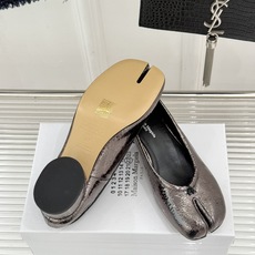 MaisonMargiela|MM6马吉拉26WF新品分趾粗跟单鞋标志性分趾鞋头搭配利落鞋型一脚蹬设计自 MaisonMargiela|MM6马吉拉26WF新品分趾粗跟单鞋标志性分趾鞋头搭配利落鞋型一脚蹬设计自