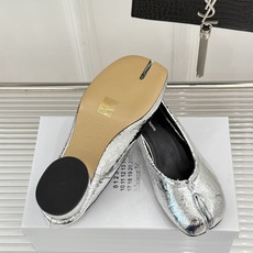 MaisonMargiela|MM6马吉拉26WF新品分趾粗跟单鞋标志性分趾鞋头搭配利落鞋型一脚蹬设计自 MaisonMargiela|MM6马吉拉26WF新品分趾粗跟单鞋标志性分趾鞋头搭配利落鞋型一脚蹬设计自