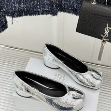 MaisonMargiela|MM6马吉拉26WF新品分趾粗跟单鞋标志性分趾鞋头搭配利落鞋型一脚蹬设计自 MaisonMargiela|MM6马吉拉26WF新品分趾粗跟单鞋标志性分趾鞋头搭配利落鞋型一脚蹬设计自