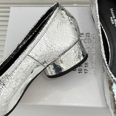 MaisonMargiela|MM6马吉拉26WF新品分趾粗跟单鞋标志性分趾鞋头搭配利落鞋型一脚蹬设计自 MaisonMargiela|MM6马吉拉26WF新品分趾粗跟单鞋标志性分趾鞋头搭配利落鞋型一脚蹬设计自