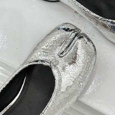 MaisonMargiela|MM6马吉拉26WF新品分趾粗跟单鞋标志性分趾鞋头搭配利落鞋型一脚蹬设计自 MaisonMargiela|MM6马吉拉26WF新品分趾粗跟单鞋标志性分趾鞋头搭配利落鞋型一脚蹬设计自