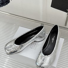 MaisonMargiela|MM6马吉拉26WF新品分趾粗跟单鞋标志性分趾鞋头搭配利落鞋型一脚蹬设计自 MaisonMargiela|MM6马吉拉26WF新品分趾粗跟单鞋标志性分趾鞋头搭配利落鞋型一脚蹬设计自