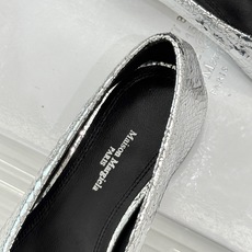 MaisonMargiela|MM6马吉拉26WF新品分趾粗跟单鞋标志性分趾鞋头搭配利落鞋型一脚蹬设计自 MaisonMargiela|MM6马吉拉26WF新品分趾粗跟单鞋标志性分趾鞋头搭配利落鞋型一脚蹬设计自
