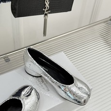 MaisonMargiela|MM6马吉拉26WF新品分趾粗跟单鞋标志性分趾鞋头搭配利落鞋型一脚蹬设计自 MaisonMargiela|MM6马吉拉26WF新品分趾粗跟单鞋标志性分趾鞋头搭配利落鞋型一脚蹬设计自