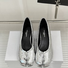 MaisonMargiela|MM6马吉拉26WF新品分趾粗跟单鞋标志性分趾鞋头搭配利落鞋型一脚蹬设计自 MaisonMargiela|MM6马吉拉26WF新品分趾粗跟单鞋标志性分趾鞋头搭配利落鞋型一脚蹬设计自